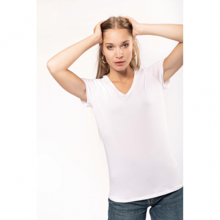 T-shirt col V manches...